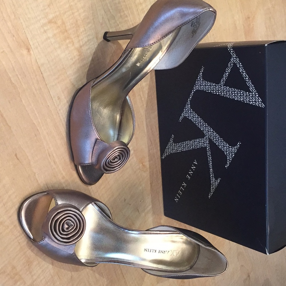Anne Klein heeled pumps. Size 10M pewter